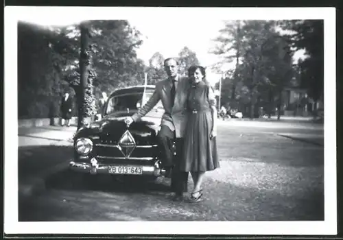 Fotografie Auto Borgward, glückliches Paar mit PKW