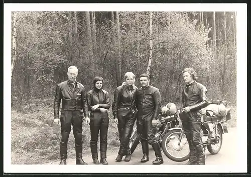 Fotografie Motorrad-Club, Kradfahrer in Lederkombi