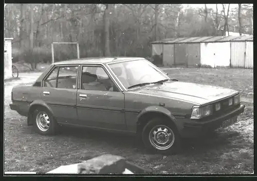 Fotografie Auto Toyota, PKW auf einem Garagenhof