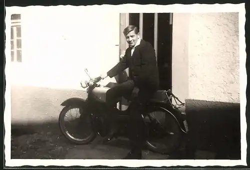 Fotografie Motorrad, Bursche im Anzug auf Krad sitzend