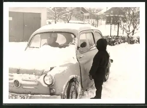 Fotografie Auto Fiat 500, Dame sitzt im eingeschneiten Kleinwagen