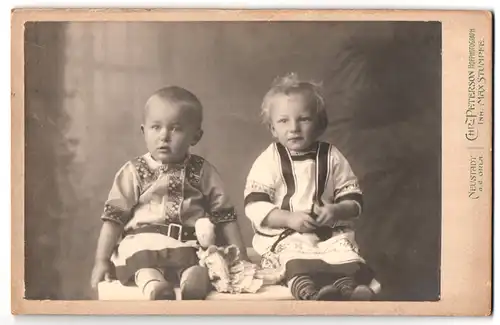 Fotografie Chr. Peterson, Neustadt /Orla, Schillerstrasse 1, Gerd und Johannes in Kleidchen