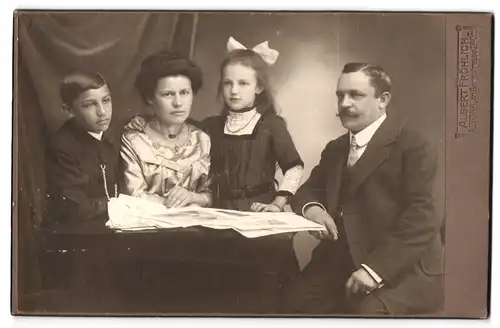 Fotografie Albert Fröhlich, Altona, gr. Bergstrasse 240, Portrait einer bürgerlichen Familie