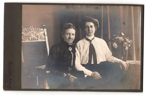 Fotografie Heinz & Käte Andresen, Neumünster, Christianstrasse 7, ältere Dame mit ihrer Tochter im Portrait