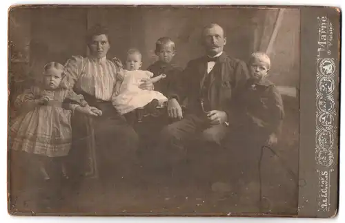 Fotografie Th. Backens, Marne i. Holstein, Portrait einer bürgerlichen Familie