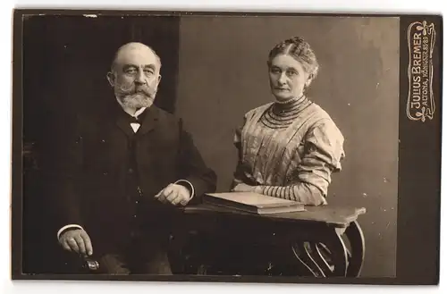 Fotografie Julius Bremer, Altona, Königstrasse 85-89, älteres Paar im feinen Zwirn