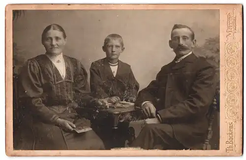 Fotografie Th. Backens, Marne /Holstein, Mutter und Vater mit dem Sohne im Portrait