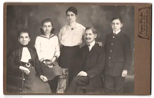 Fotografie Franz Fischer, Wien, Sechshauserstrasse 24, Portrait einer bürgerlichen Familie im feinen Zwirn