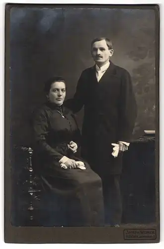 Fotografie Joseph Werner, München, Isarthorplatz 2, vertrautes Paar, Frau sitzend