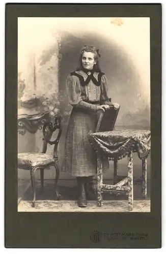Fotografie Th. Hoffmann, Basel, Clarastrasse 36, hübsche Frau mit Schleife im Haar