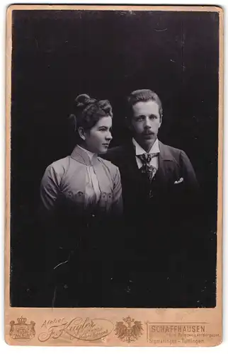 Fotografie F. Kugler, Sigmaringen-Tuttlingen, junges Paar, Frau mit hochgestecktem Haar