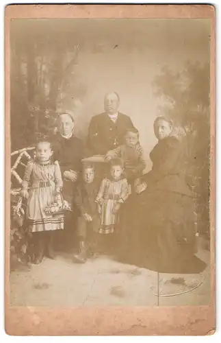 Fotografie unbekannter Fotograf und Ort, Eltern mit 4 Kindern und Grossmutter