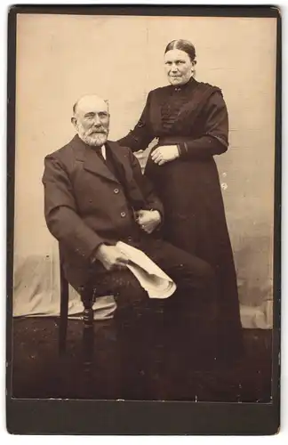 Fotografie unbekannter Fotograf und Ort, älteres Paar, Mann mit weissem Vollbart