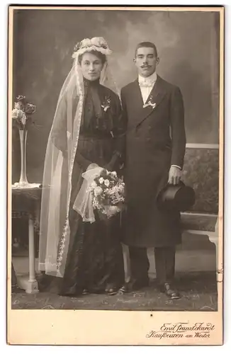Fotografie Emil Franz Eckardt, Kaufbeuren, Portrait junges Ehepaar