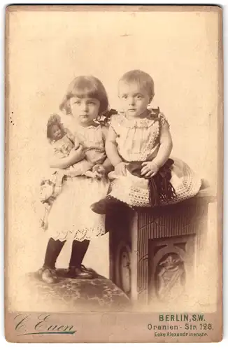 Fotografie C.Euen, Berlin S.W., Oranien-Strasse 128, Zwei Schwestern, ein Mädchen mit Puppe im Arm