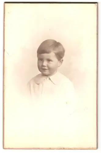 Fotografie unbekannter Fotograf und Ort, Portrait kleiner lächelnder Junge