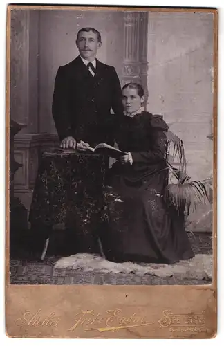 Fotografie Atelier Fritz Egém, Speyer /Rhein, Bahnhofstrasse 5, junges Paar in vertrauter Pose