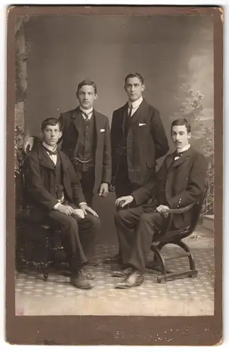 Fotografie H. Friebel-Sahli, Zofingen, Luzernerstrasse, Portrait von vier jungen Männern
