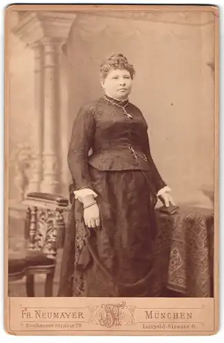 Fotografie Fr. Neumayer, München, Luitpoldstr. 9, Portrait Frau in langem Kleid mit schöner Frisur
