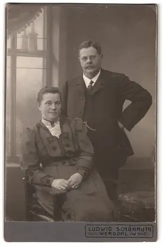 Fotografie Ludwig Schönhut, Werdohl i/W., Portrait Ehepaar vor heimischer Kulisse