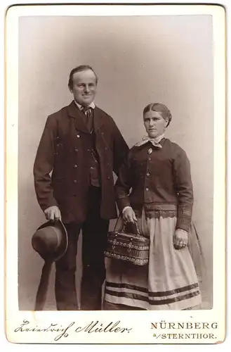 Fotografie Friedrich Müller, Nürnberg, Am Sternthor, Portrait Ehepaar mit Hut, Schirm und Körbchen