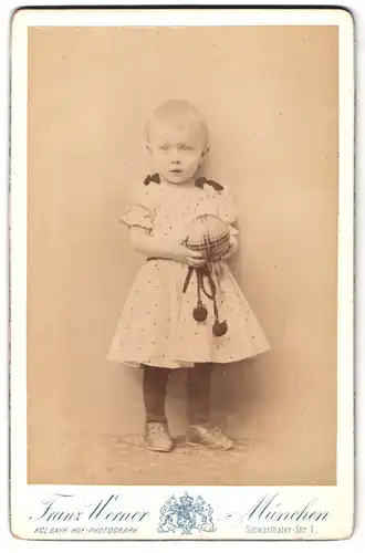 Fotografie Franz Werner, München, Schwanthalerstr. 1, Portrait kleiner Junge im Kleid mit Ball in Händen