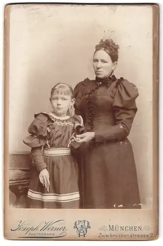 Fotografie Joseph Werner, München, Zweibrückenstrasse 2, Portrait Mutter mit Tochter in modischen Kleidern