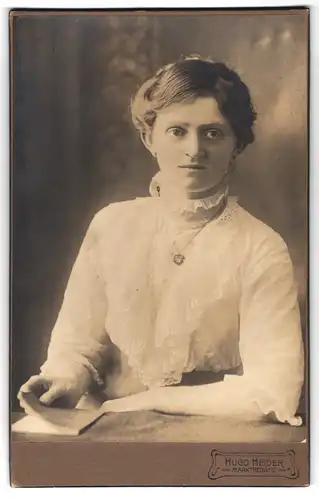 Fotografie Hugo Heider, Marktredwitz, Portrait junge Frau in weisser Bluse mit Halskette