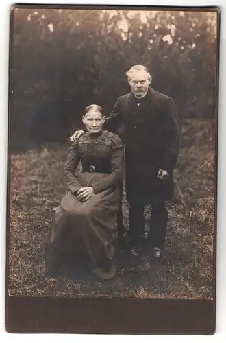 Fotografie unbekannter Fotograf und Ort, altes Ehepaar im Grünen porträtiert