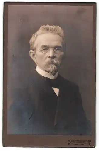 Fotografie Georg Meyer, Braunschweig, Bankplatz 3, Portrait Herr mit Spitzbart und Brille