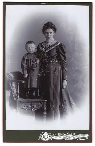 Fotografie Julius Grusche Neugersdorf i/S., Portrait junge Mutter mit kleinem Sohn