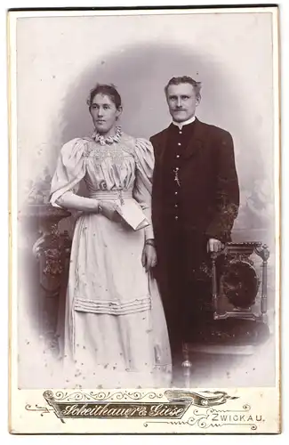 Fotografie Scheithauer & Giese, Zwickau, Portrait Eheleute in gepflegter Kleidung