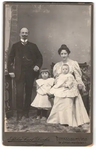 Fotografie Carl Dierkes, Strassburg i. Els., St. Johannesstaden 1, Portrait einer elegant gekleideten Familie