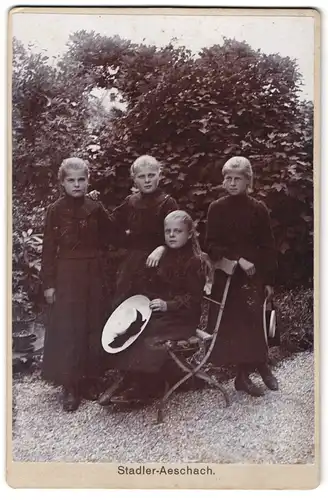 Fotografie Stadler, Aeschach, Portrait vier blonde schöne Mädchen im Garten