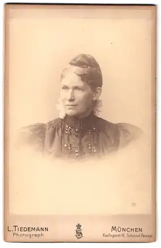 Fotografie L. Tiedemann, München, Kaufingerstr. 9, Portrait hübsche Dame mit Rüschen und Perlen am Kleiderkragen