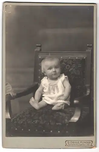 Fotografie G. Deisz, München, Nymphenburgerstr. 150, Portrait süsses blondes Kleinkind im weissen Hemdchen