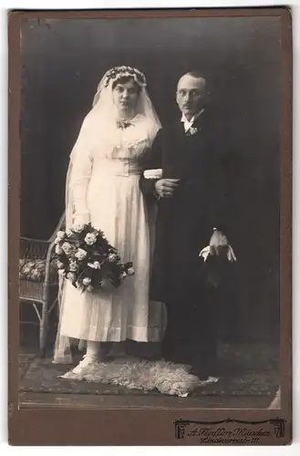 Fotografie A. Fiedler, München, Lindwurmstr. 111, Portrait eines Brautpaares in eleganter Hochzeitsmode