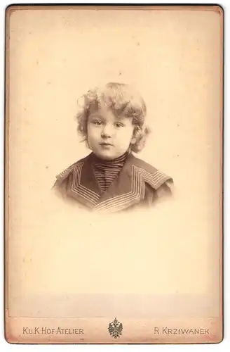 Fotografie R. Krziwanek, Wien, Hofstallstr. 5, Portrait süsser Bube mit lockigem Haar im Matrosenazug