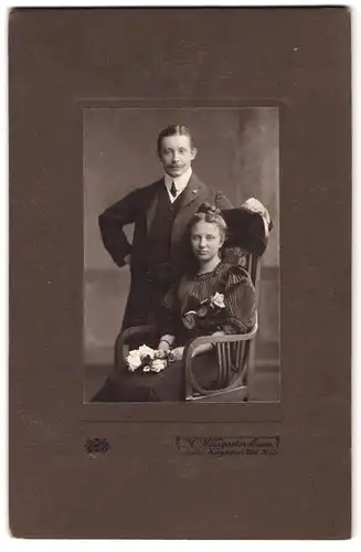 Fotografie H. Weingarten, Essen, Kuyssens-Allee 26, Portrait eines elegant gekleideten junge Paares