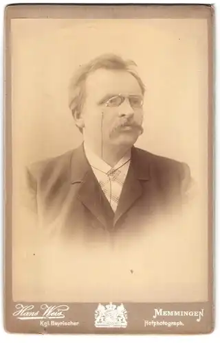 Fotografie Hans Weis, Memmingen, Portrait stattlicher Herr mit Zwicker und Schnurrbart