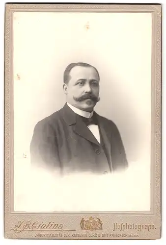 Fotografie J. B. Giolina, Frankfurt / Main, Planken D No.8, Portrait stattlicher Herr mit Schnurrbart im Jackett