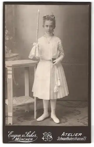 Fotografie Eugen v. Saher, München, Schwanthalerstr. 73, Portrait hübsches Mädchen mit Kerze zur Kommunion