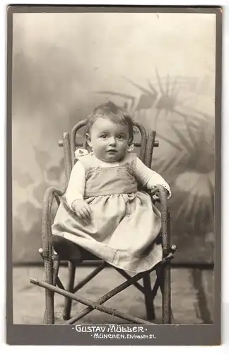 Fotografie Gustav Müller, München, Elvirastr. 21, Portrait niedliches kleines Mädchen sitzt in einem Kinderholzstuhl