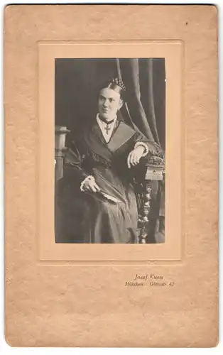 Fotografie Josef Kuen, München, Göthestr. 42, Portrait dunkelhaariges Fräulein mit Flechtdutt
