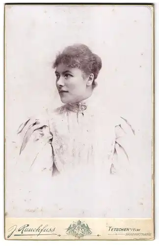 Fotografie J. Rauchfuss, Tetschen / Elbe, Bahnhofstr., Portrait brünette Schönheit im prachtvoll gerüschten Kleid