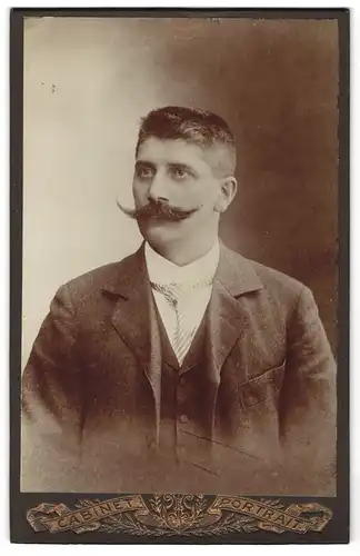 Fotografie Cabinet Portrait, Ort unbekannt, Portrait stattlicher junger Mann mit Schnurrbart