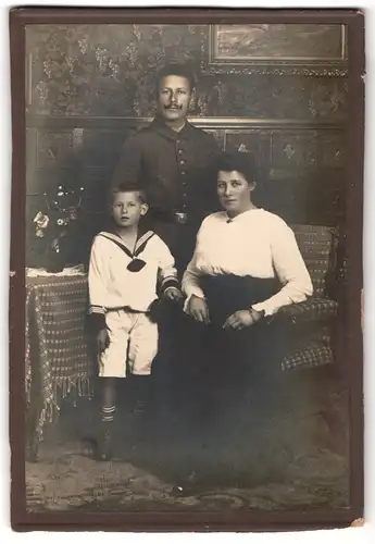Fotografie unbekannter Fotograf und Ort, Portrait einer elegant gekleideten Familie mit kleinem Buben