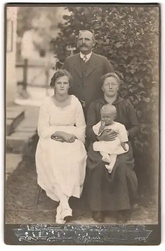 Fotografie Cabinet Portrait, Ort unbekannt, Portrait hübsches Familienfoto eines 3 Generationenhaushalts