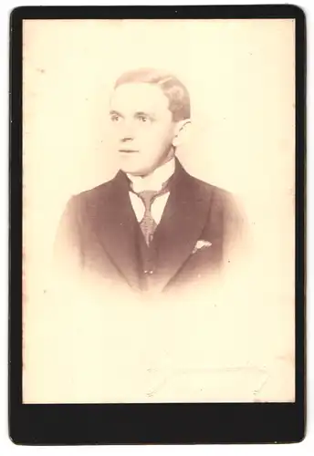 Fotografie unbekannter Fotograf und Ort, Portrait charmanter junger Mann mit Krawatte im Jackett