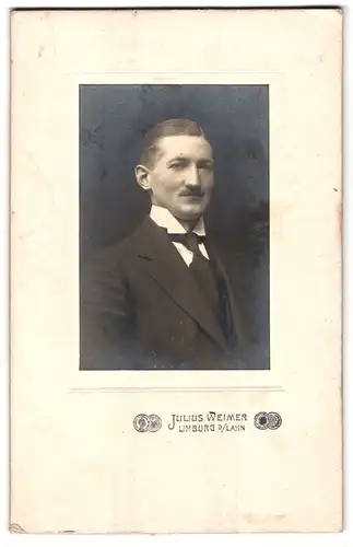 Fotografie Julius Weimer, Limburg / Lahn, Portrait stattlicher Herr mit Schnurrbart im Jackett